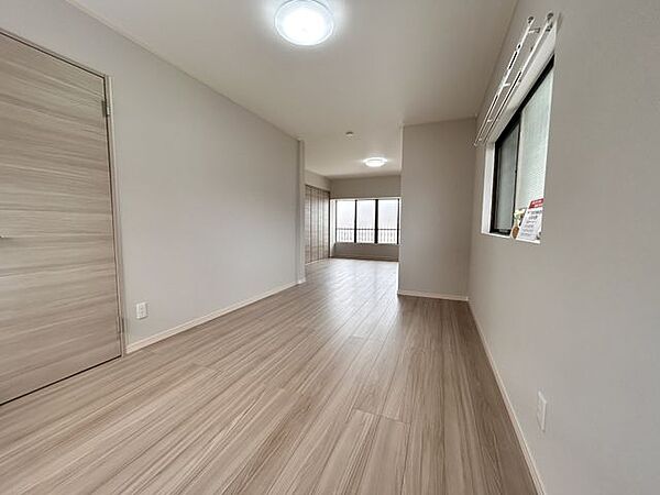 【2階東側洋室】2階東側洋室は、フローリング重張り、クロス張替え、照明交換を行いました。約15.5帖と広々としたお部屋になっています。