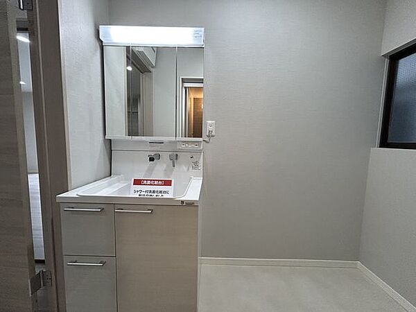 【洗面脱衣所】洗面脱衣所は、クッションフロア仕上げ、クロス張替え、照明交換を行いました。水回りが綺麗だと、気持ちよくお使いいただけます。