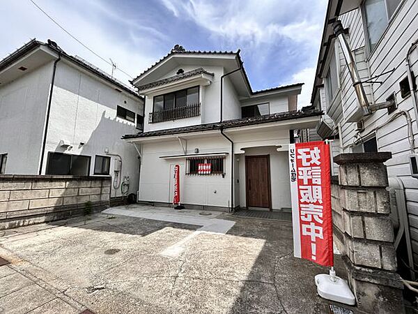 【外観】外壁塗装を行いました。白く塗り上げきれいに生まれ変わりました。