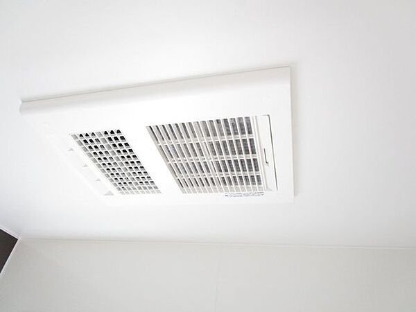【設備/浴室乾燥機】浴室には乾燥機がつきます。涼風・暖房機能付で雨の日のお洗濯ものからヒートショックの予防まで様々な場面で活躍する浴室乾燥機。こちらもあって嬉しい設備の1つです。