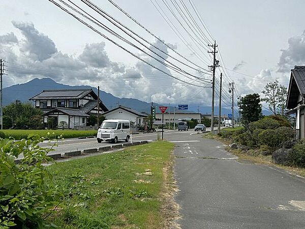 【前面道路】前面道路、および主要道路の写真になります。