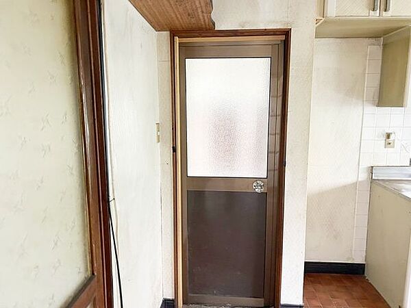 【勝手口】ダイニングには勝手口がございます。建物裏側に出ることができます。