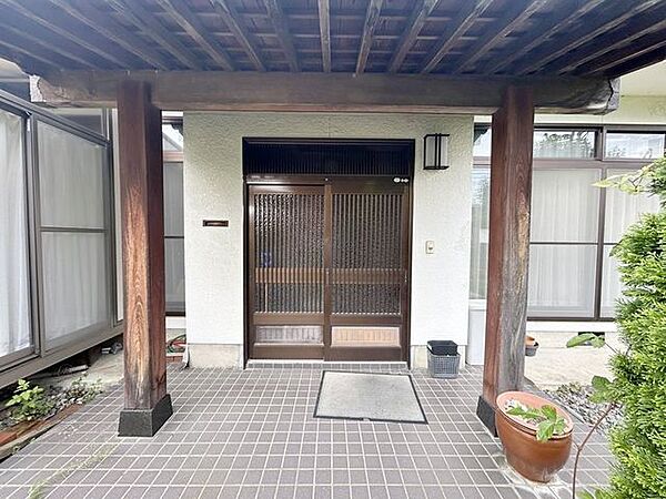 【玄関】屋根付きの玄関で、雨の日も安心です。