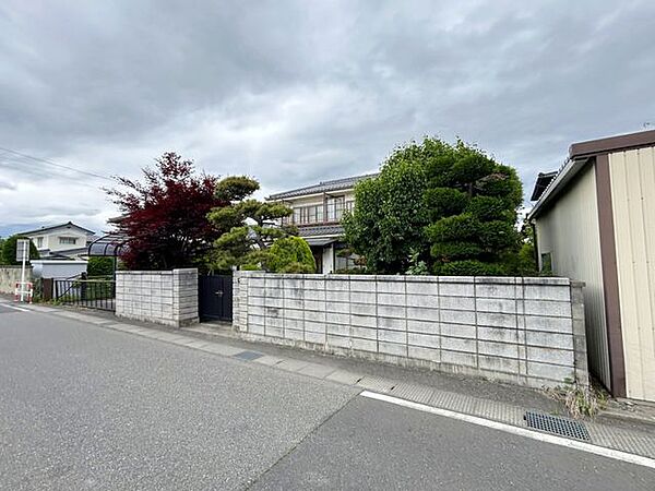 【外観・別角度】南東側から見た外観です。門扉もあって嬉しいですね。