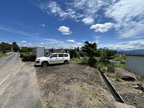 【駐車場】2筆土地があり、駐車場としてお使いいただけます。来客時にも安心ですね。