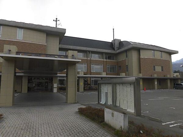 安曇野市役所 【周辺環境・官公庁】安曇野市堀金支所まで2400ｍ（徒歩30分・車6分）証明書の発行や各種届出で何かと利用することのある市役所。支所ですが車で3分の距離にあると何かと便利そうですね！…