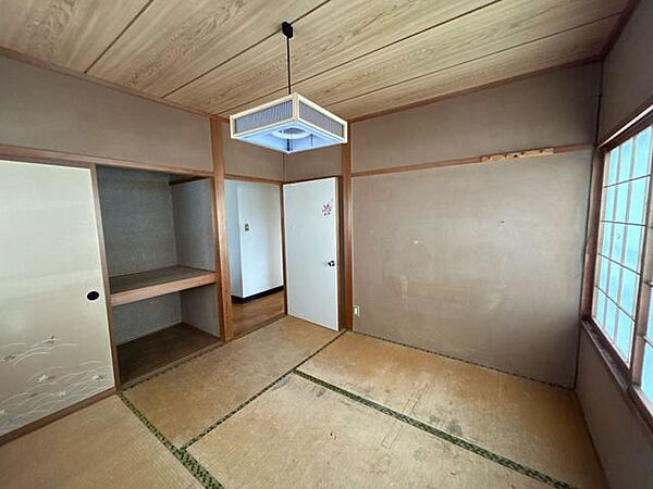 【2階6帖和室】押入収納があり、室内リフォームしお子様部屋としてもお使いいただけるお部屋です。