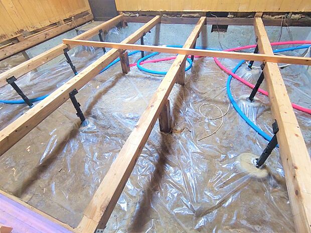 【床下/リフォーム済】床を剥いで床組みからやり直しました。湿気に強いプラ束へ交換。防湿シートも敷きました。断熱材を敷き込んであります。