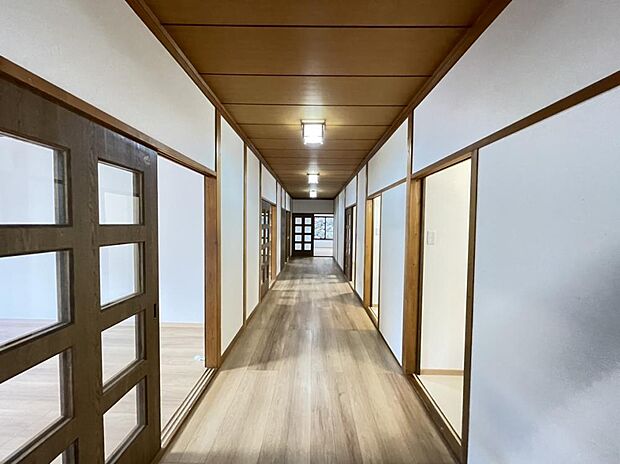 【廊下/リフォーム済】廊下は床のフローリング張替と天井はクロスの張替えを行いました。広々とした廊下で開放感があります。