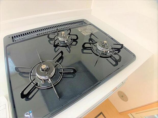 【コンロ】新品交換したキッチンは3口コンロで同時調理が可能。大きなお鍋を置いても困らない広さです。お手入れ簡単なコンロなのでうっかり吹きこぼしてもお掃除ラクラクです。