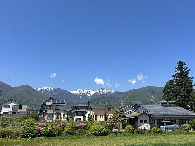 【眺望】お家からは東西の山々が望めます。風通しも良く穏やかな環境です。移住の方にもおすすめの物件です。