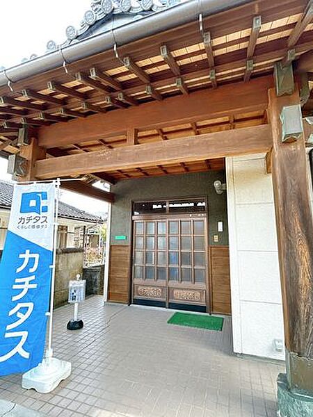 【リフォーム中/玄関】和風な造りの住宅です。立派な玄関がお出迎えしてくれます。玄関ドアは新品交換いたします。またモニター付きのインターホンも設置いたしますので、防犯面も安心です。