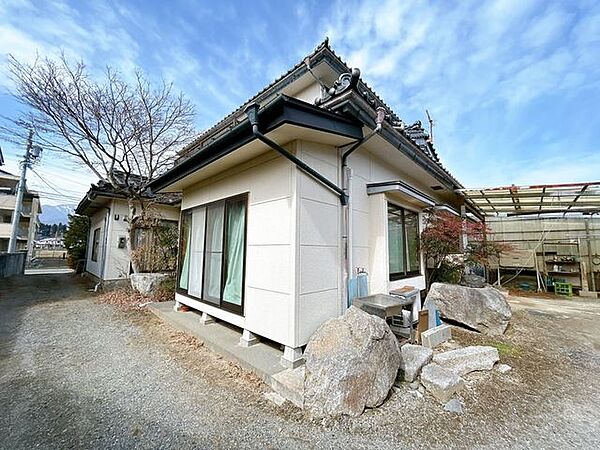 【リフォーム中/外観】外壁・屋根塗装を行い、明るくきれいな外観へ生まれ変わります。住宅南東側からの画像です。