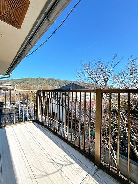 【リフォーム中/ベランダ】ベランダは床の塗装を行います。