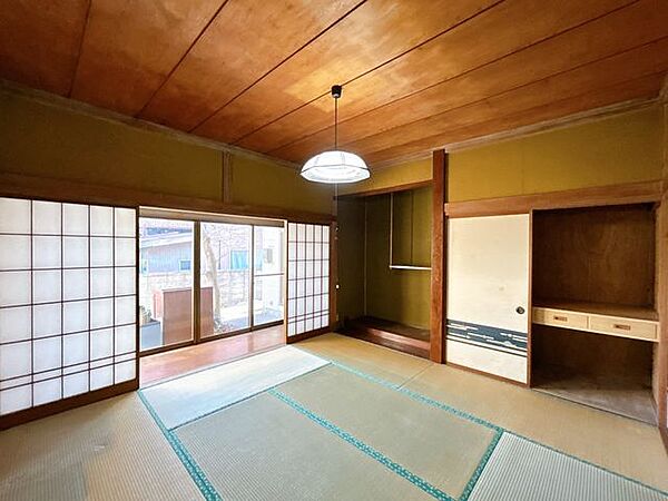 【リフォーム中/洋室(1)】現在は和室ですが、独立した1部屋の洋室に変更いたします。新設するクローゼット内部には枕棚やハンガーパイプも設置予定のため、背の高い洋服なども収納いただけます。