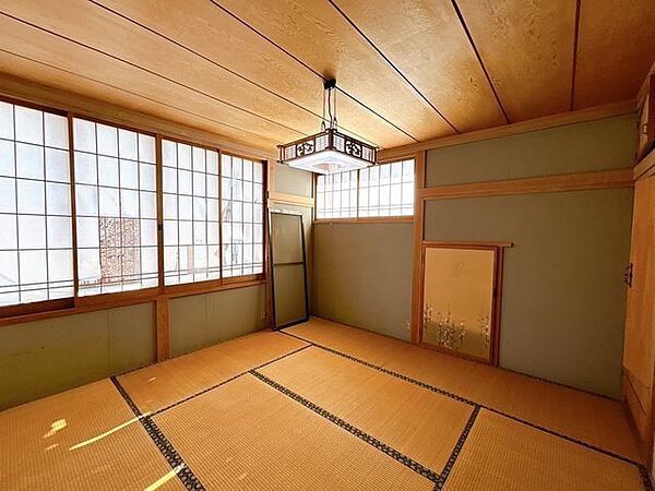 【リフォーム中/洋室(2)】現在は和室ですが、床のフローリング張りや壁・天井のクロスは張替え、照明・建具交換等の工事を行い、洋室へとリフォームをいたします。