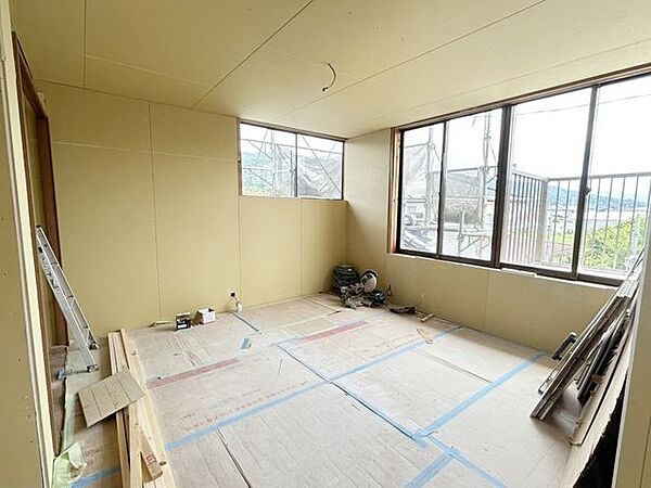 【リフォーム中/洋室(3)】現在は和室ですが、床のフローリング張りや壁・天井のクロスは張替え、照明・建具交換等の工事を行い、洋室へとリフォームをいたします。クローゼットも新設予定です。