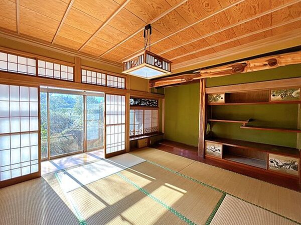 【リフォーム中/和室(1)】こちら1階にある8帖の和室です。畳を表替え、天井と壁はクロス張替えをいたします。