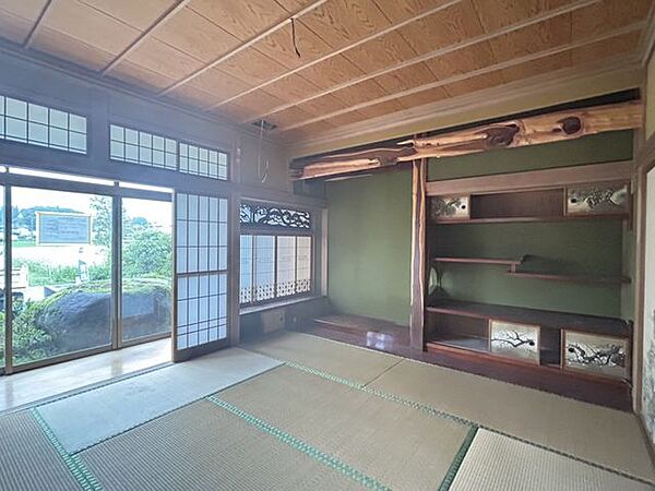 【リフォーム中/和室(1)】こちら1階にある8帖の和室です。畳を表替え、天井と壁はクロス張替えをいたします。