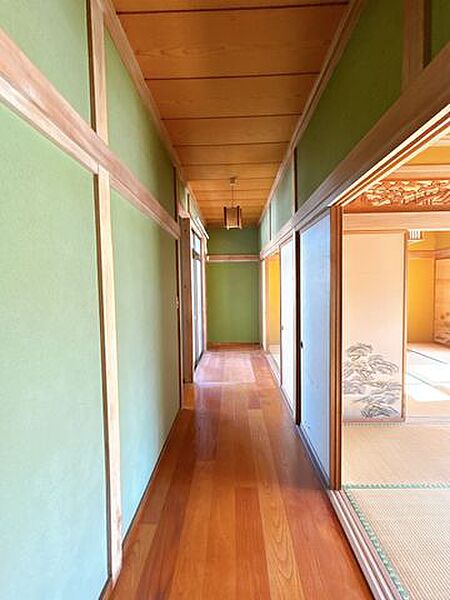 【リフォーム中/廊下】天井と壁はクロス張替え、床はフローリングとなります。照明もLEDに交換をいたします。