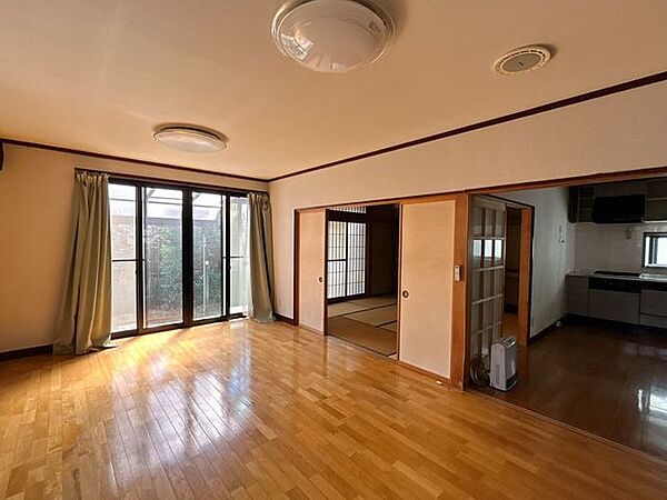 【リフォーム中/洋室(1)】間取り変更を行い約12.5帖の広々とした居室へとリフォームを行います。