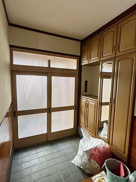 【リフォーム中/玄関ホール】玄関はクリーニングをいたします。