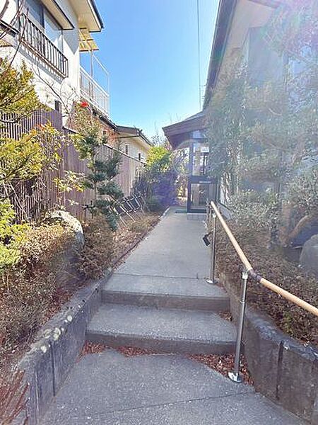 【アプローチ】玄関までのアプローチです。