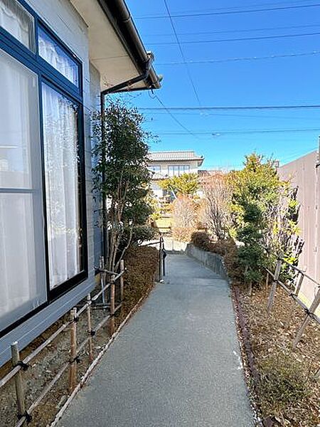 【アプローチ】玄関までのアプローチです。