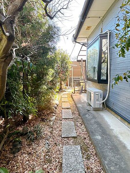 【外観】住宅南側にはちょっとした家庭菜園ができるスペースがございます。