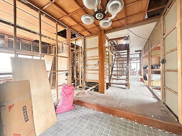 【リフォーム中/廊下/階段】天井・壁クロス、フローリングの張替えを行います。照明器具はLED照明へと交換いたします。