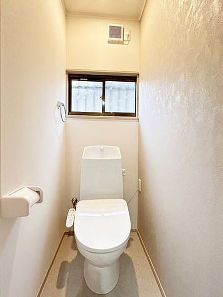 【リフォーム後/トイレ】トイレは温水洗浄機能付きに新品交換致しました。キズや汚れが付きにくい加工が施してあるのでお手入れが簡単です。直接肌に触れるトイレは新品が嬉しいですよね。