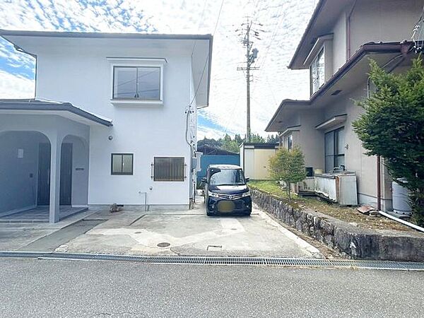 【リフォーム後/駐車場】普通車2台と軽自動車1台駐車可能なスペースに拡張いたしました。
