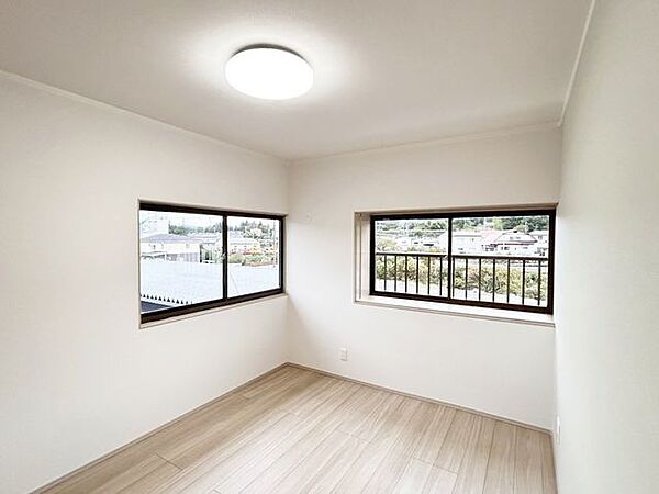 【リフォーム後/洋室(3)】間取り変更を行い大きな1部屋だったものを2部屋の洋室へとリフォームしました。