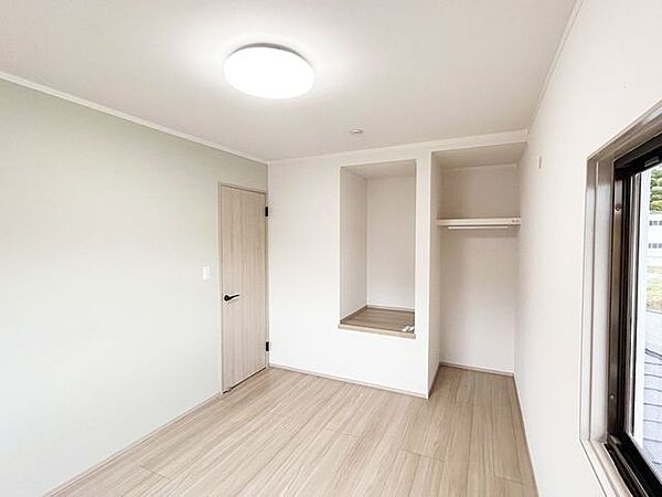 【リフォーム後/洋室(3)】天井・壁クロス、フローリングの張替えを行いました。照明器具はLEDへと交換しました。
