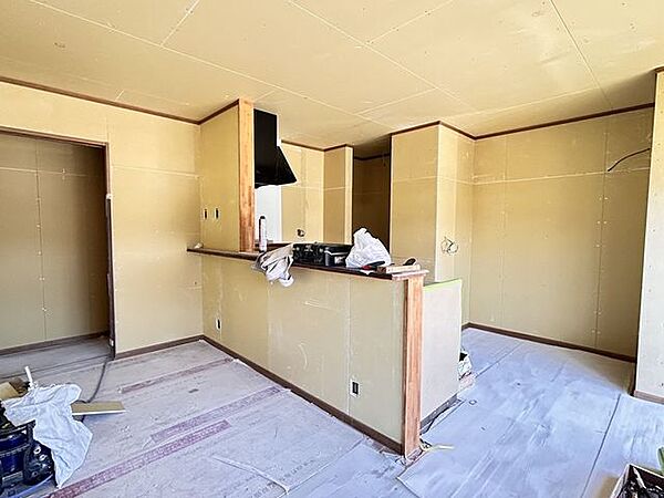 【リフォーム中/リビング】対面キッチン付きのLDKへと間取変更をし、耐震補強を行います。天井・壁クロス、フローリング重ね張り等を予定しています。