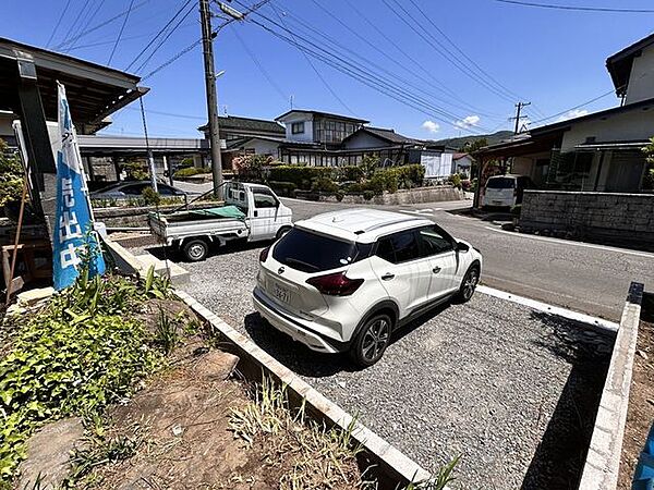 【リフォーム中/駐車場】駐車場拡張を行います。並列3台駐車できます。