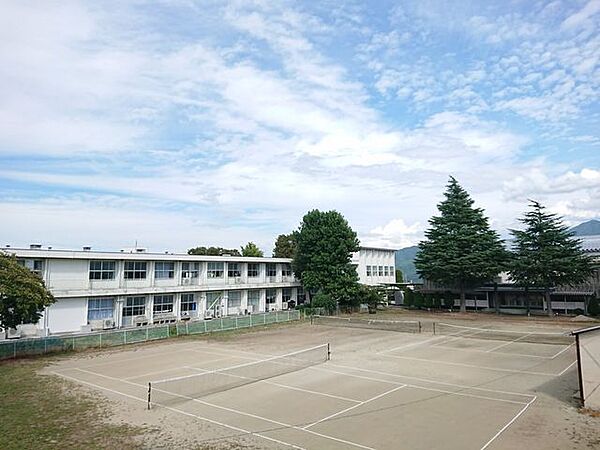 【中学校】宮田中学校まで約1400ｍ(徒歩約18分)。学校行事や部活動で帰りが遅くなっても苦にならない距離です。お友達と会話を楽しみながらの通学も良い思い出の1つですね。