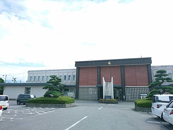 【役場】宮田村役場まで1600ｍ(車で約3分)。平日しか対応できない手続き関連が近くで済ませられるのは何かと便利です。