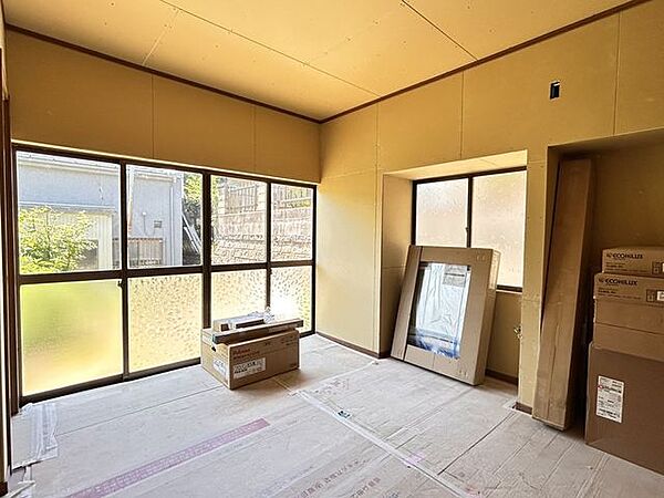 【リフォーム中/洋室(2)】洋室へと間取変更いたします。天井・壁クロス、フローリング張替えを行います。建具交換、LED照明を新設いたします。