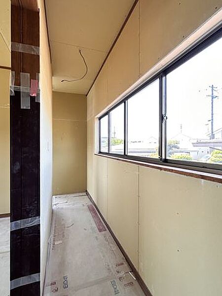 【リフォーム中/2F廊下】天井及び壁はクロス張替え、床はフローリングに張り替える予定です。