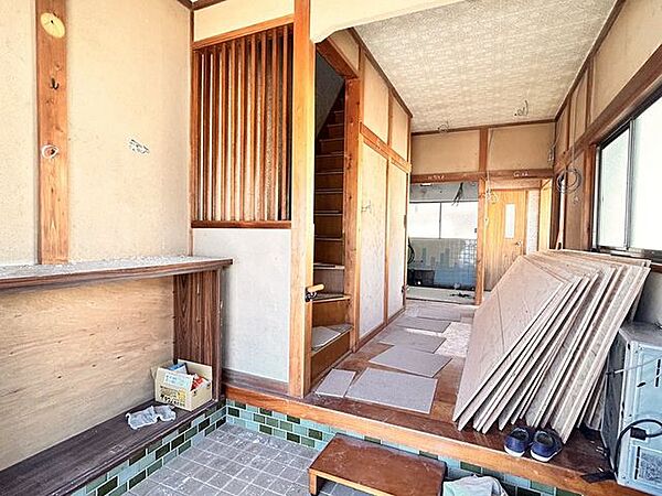 【リフォーム中/玄関ホール】コの字型のシューズボックスと交換予定。玄関タイルは張替え、廊下はフローリングを重ね張り。天井・壁クロス張替え、LED照明を新設いたします。