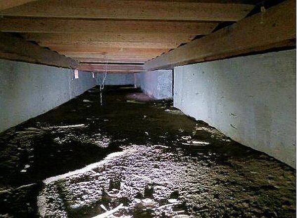 【床下】中古住宅の3大リスクである、雨漏り、主要構造部分の欠陥や腐食、給排水管の漏水や故障を2年間保証します。その前提で床下まで確認の上でシロアリの被害調査と防除工事もおこないました。