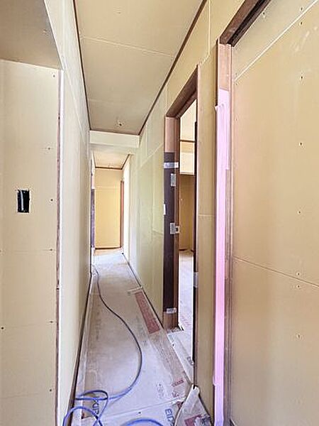 【リフォーム中/1F廊下】天井・壁クロス、フローリングの張替えを行います。照明器具はLEDへと交換します。