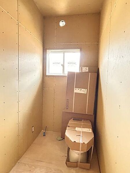 【リフォーム中/トイレ】リフォーム中の様子です。床はクッションフロア張替え、天井と壁はクロスを張り替えます。照明はLEDの新しいものへ交換いたします。