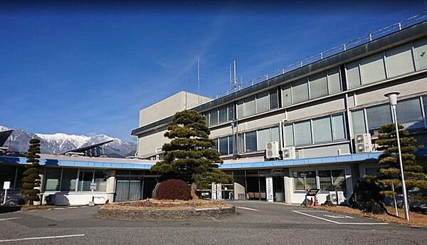 【役場】駒ヶ根市役所まで約3100ｍ。車で約8分。平日しか対応できない手続き関連が近くで済ませられるのは何かと便利です。
