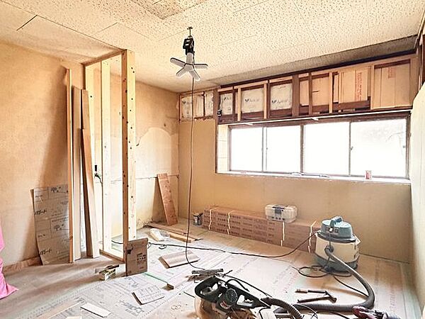【リフォーム中/居室（1）】約8帖の洋室へリフォーム予定です。エアコンコンセントとTVジャックを設置いたします。フローリング張替え、建具交換、クロス張替えを行います。