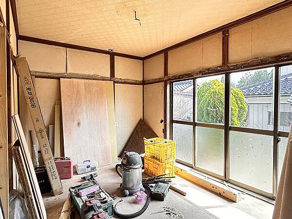 【リフォーム中/洋室（2）】約6帖の洋室へリフォーム予定です。エアコンコンセントとTVジャックを設置いたします。フローリング張替え、建具交換、クロス張替えを行います。