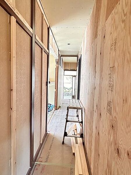 【リフォーム中/廊下】天井と壁はクロス張替え、床はフローリングとなります。照明もLEDに交換をいたします。