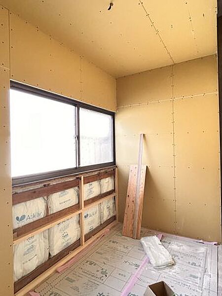 【リフォーム中/納戸】玄関横に位置する納戸は壁紙を張り替えます。照明も交換いたします。季節によって使わないものや趣味のもの等収納できるスペースとなっています。