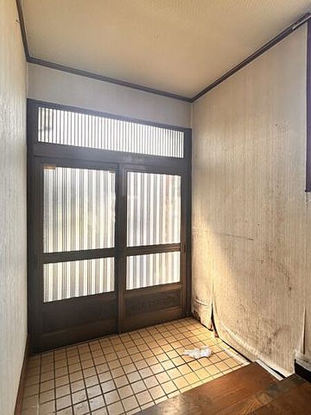 【リフォーム中/玄関ホール】シューズボックスを新品交換します。床タイル、天井・壁クロスは張替えを行います。